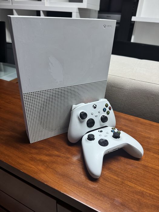 XBOX ONE S Console with Two Controllers64739077650947120