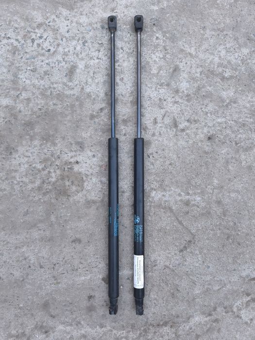 Продам газовые упоры багажника на hyundai santa fe 1