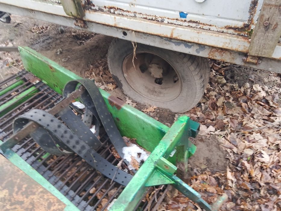 Продам причеп одноосний із гідроциліндром та із запасним колесом .