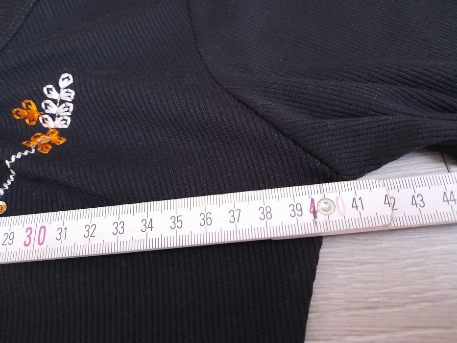 Czarny sweter damski wzór folk kwiaty haft bawełna pachy obwód 81 cm