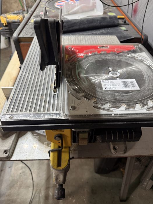 Piła ukośnica DEWALT DW711-QS