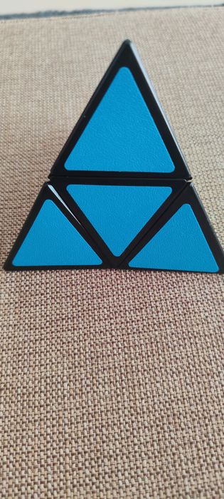 Cubo e triângulo mágico Rubiks