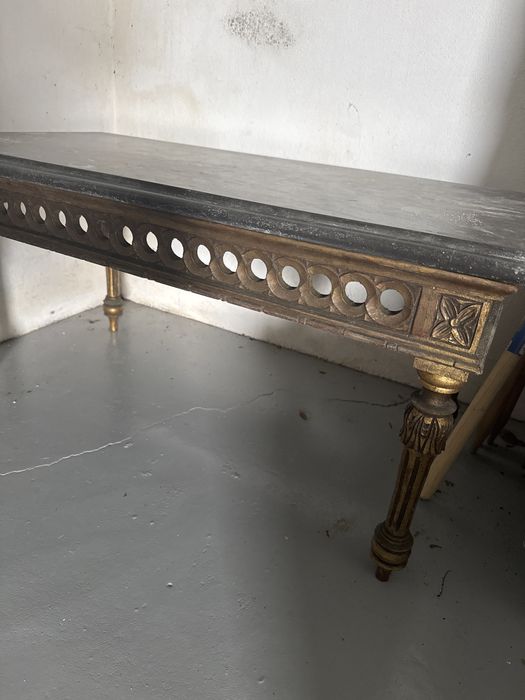 Mesa de apoio dourado da com tampo de marcmore