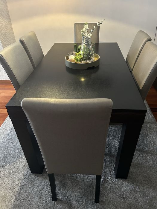Sala de jantar mesa extencivel , com 6 cadeiras aparador com espelho, transporte a cargo do comprador