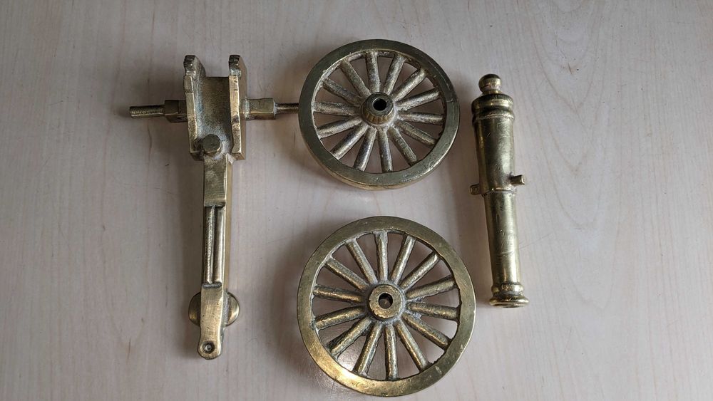 Replika armaty, mosiądz