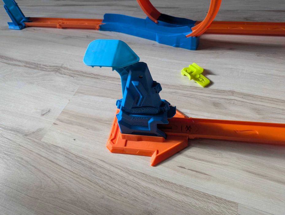 Tor Hot Wheels Track Creator Trzy pętle JDW39
