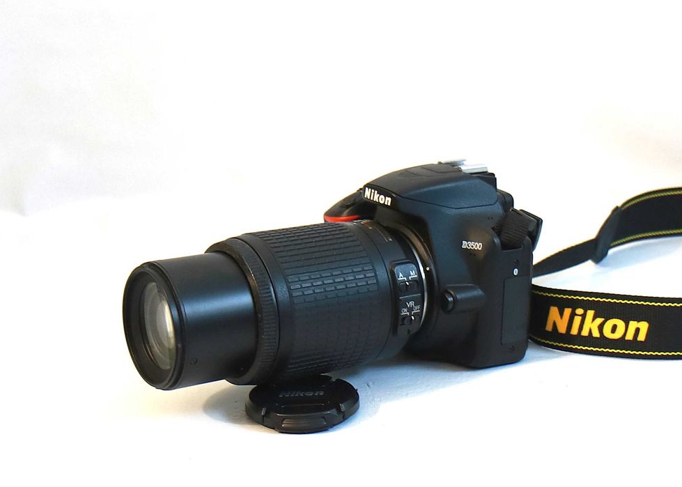 Nikon D3500 com Nikon 55-200mm VR máquina fotográfica digital reflex