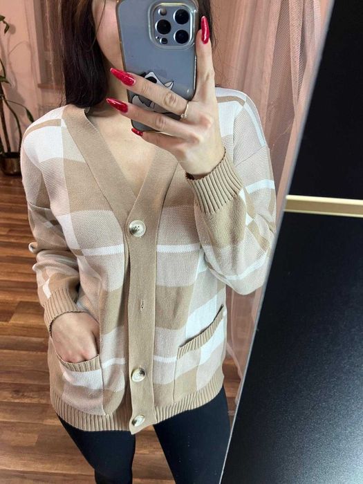 Sweter z wiskozy beżowy biały w kratkę L na guziki zapinany