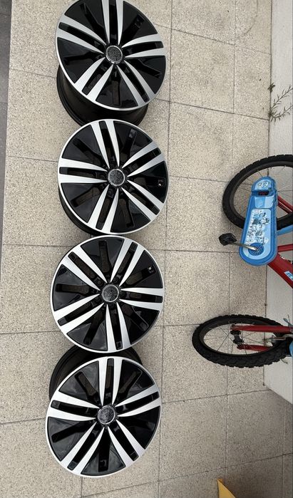 8 jantes e 4 pneus a venda