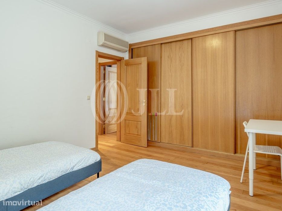 Apartamento T4, com terraço e estacionamento, em Lisboa