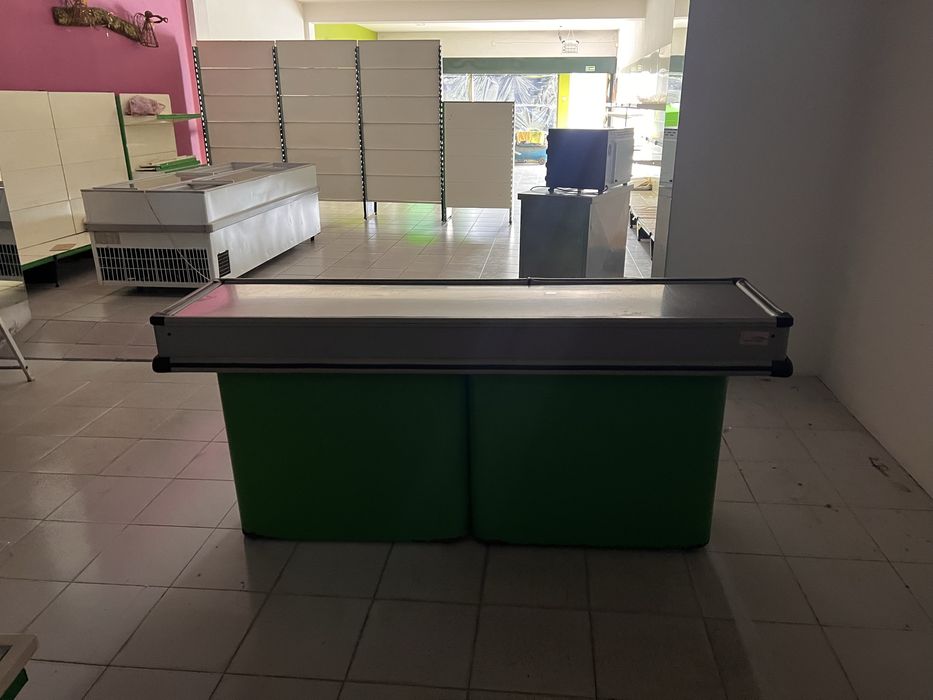 Estantes e balcao de loja
