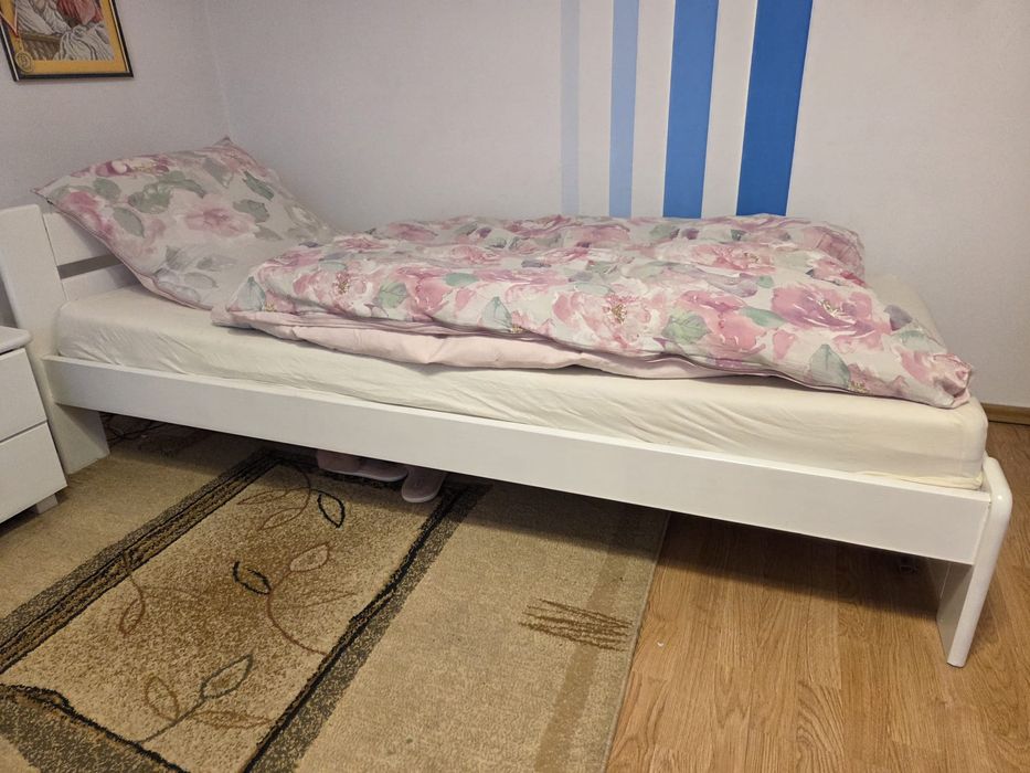 Łóżko drewniane białe