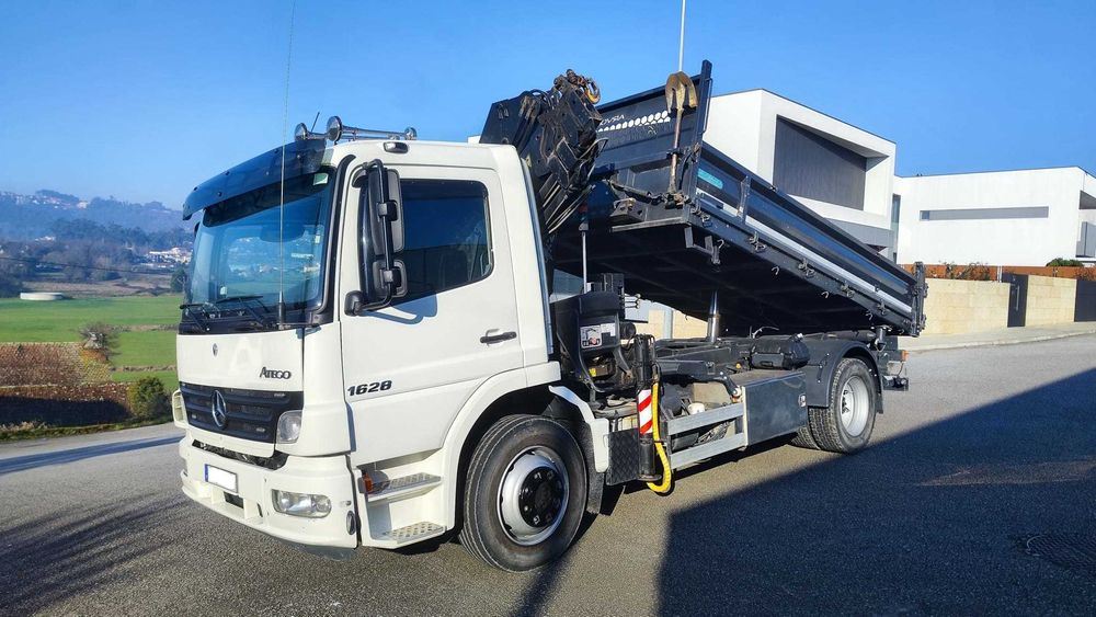 Mercedes Atego 1628 c/ caixa basculante trilateral e grua Hiab 122 E-4
