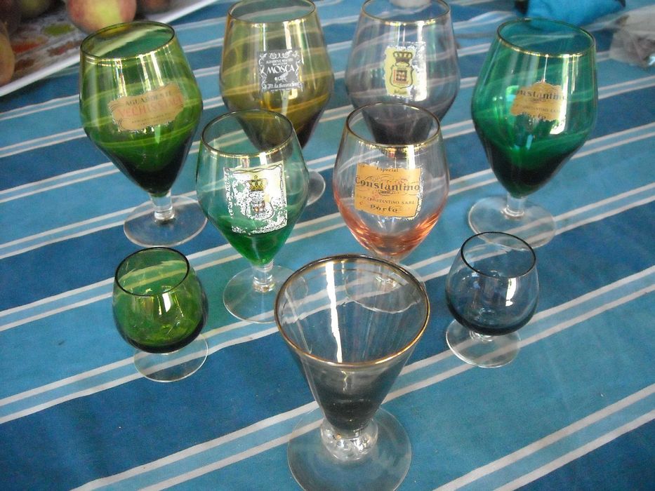 Copos antigos vintage em vidro colorido para desocupar