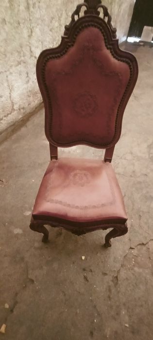 Mesa de jantar e oito cadeiras