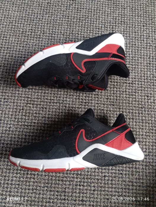 buty treningowe Nike Legend Essential 2 w czarno-czerwonej kolorystyce r. 41