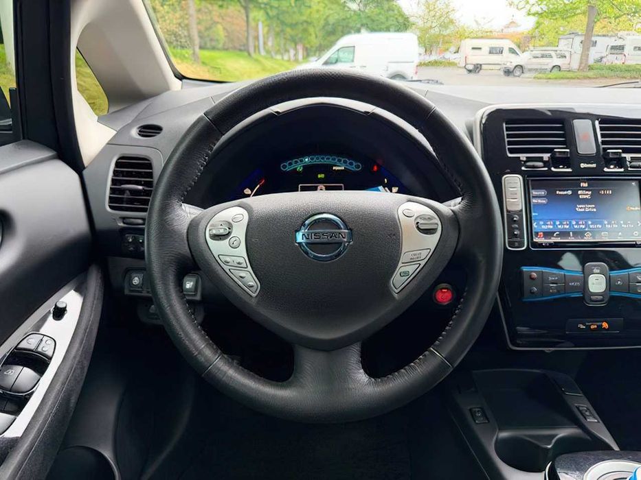 Nissan LEAF      2016