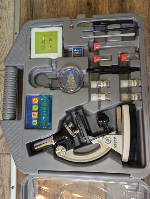 Микроскоп в кейсе 

Пере