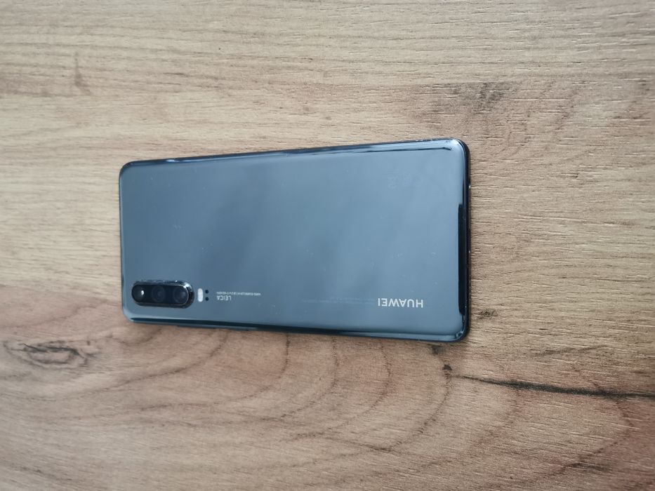 HUAWEI p30 dobry stan. Nie ma pęknięć..