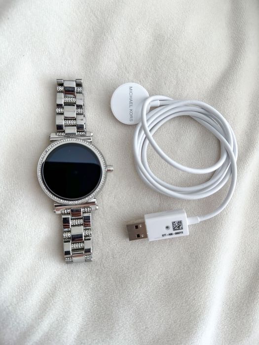 Relógio Smartwatch Michael Kors Access prateado com cristais