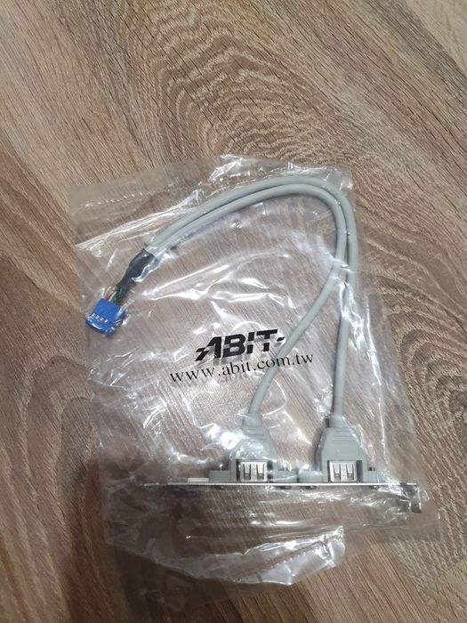 Śledź / port 2x USB do obudowy tylnej NOWE