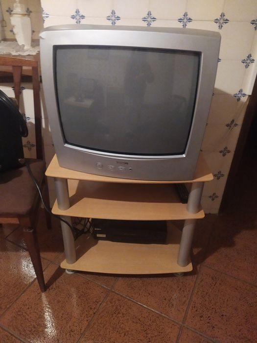 TV com móvel 60 euros   TV só 50 euros.