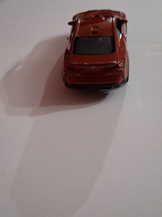 Машинка BMW червоного кольору