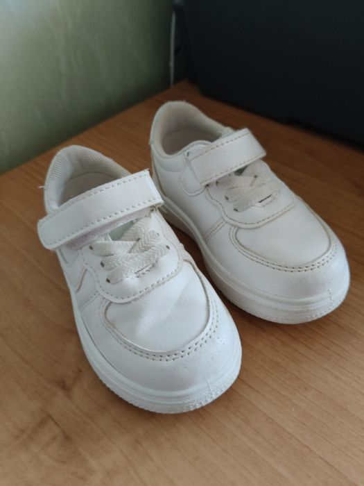 Білі кросівки для дітей