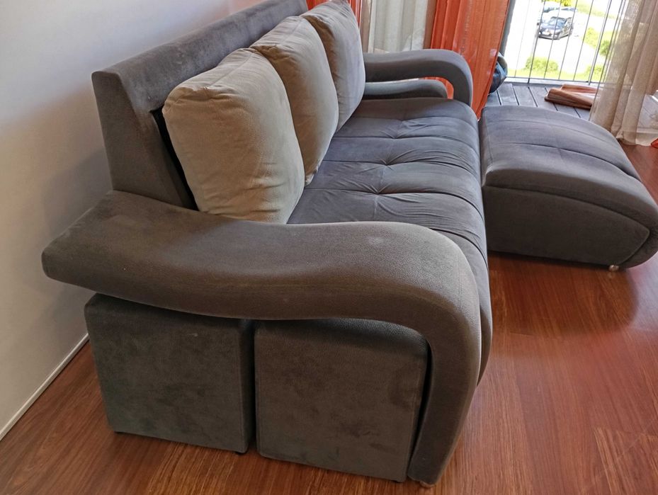 Sofá chaise long 3 lugares com puffs