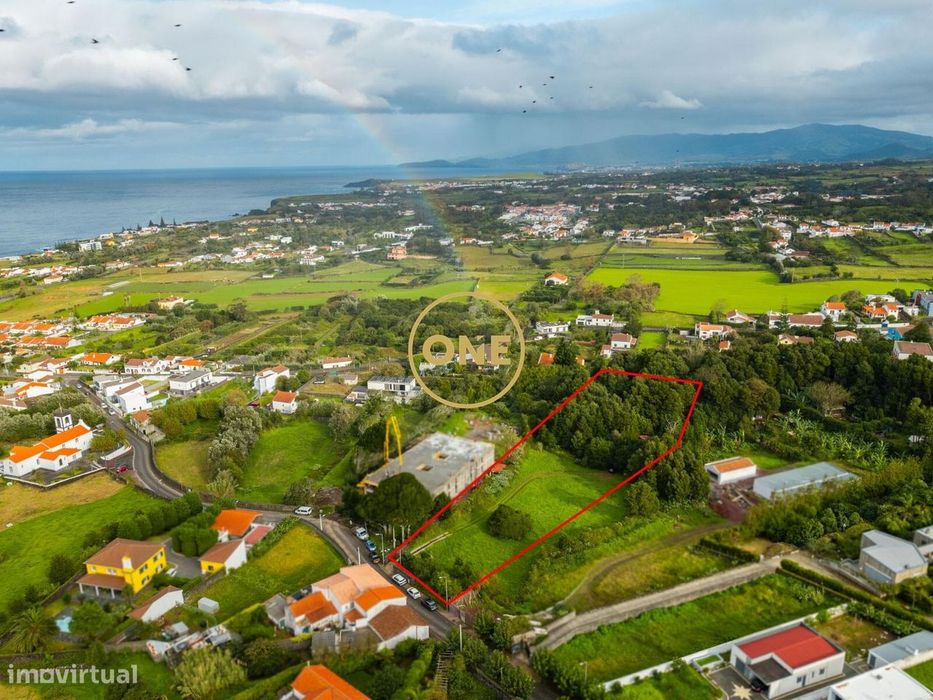 Terreno Urbano com Projeto Aprovado e Casa de Madeira — Capelas, Ponta