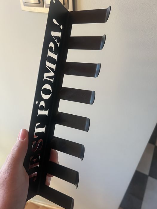 Wieszak na siłownię “jest pompa”