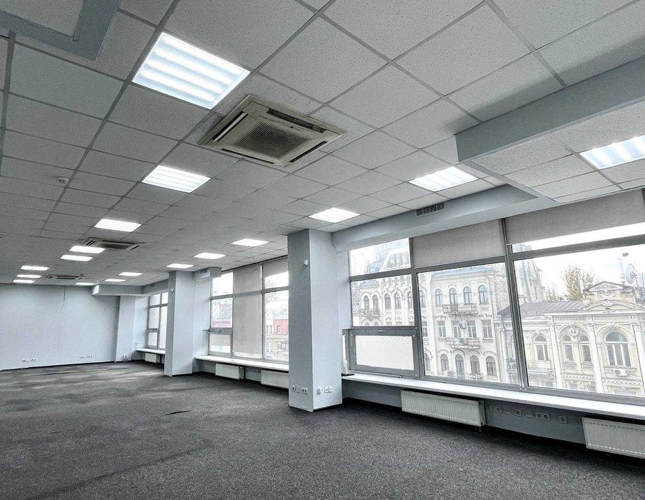 Офіс 181м2 з фасадом і паркінгом біля метро Площа Українських Героїв