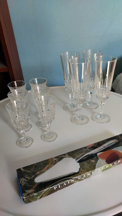 Vendo 6 copos de vinho fino mais 4 copos maiores mais talher de bolo