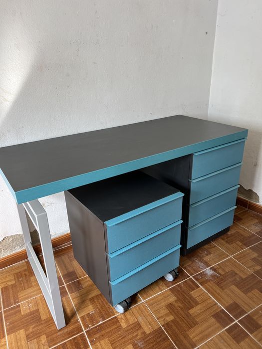 Secretaria + gavetas + estante