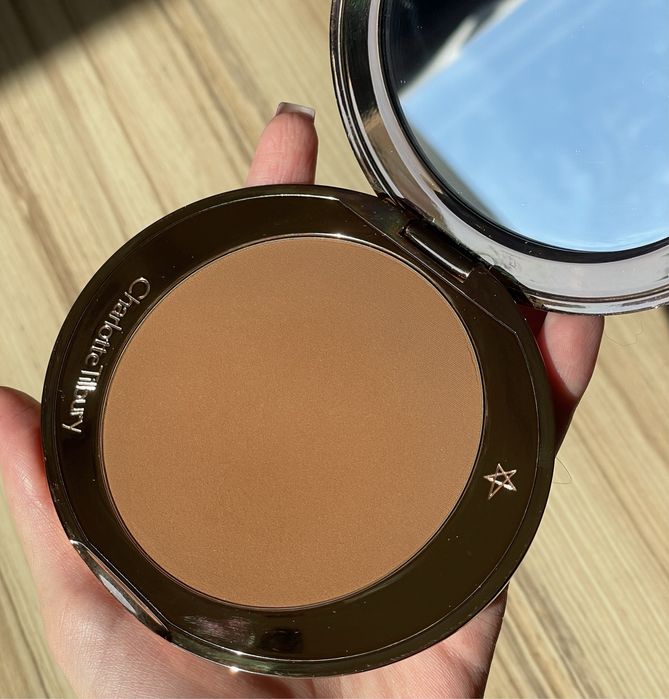 Сухий бронзер charlotte tilbury 03, купляла в сефорі.Новий коштує 2800