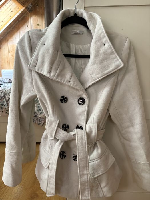 Bialy plaszcz francuskiej marki