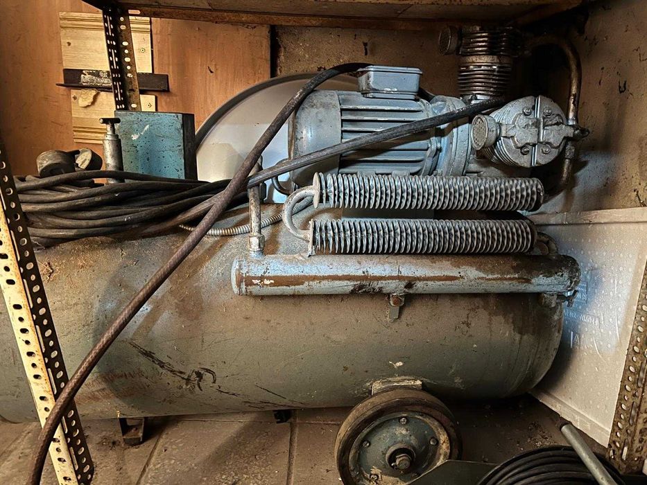 Kompressor 400 V, 3-cylindrowy, 300 l, 20 m Kabla i 20 m weza.