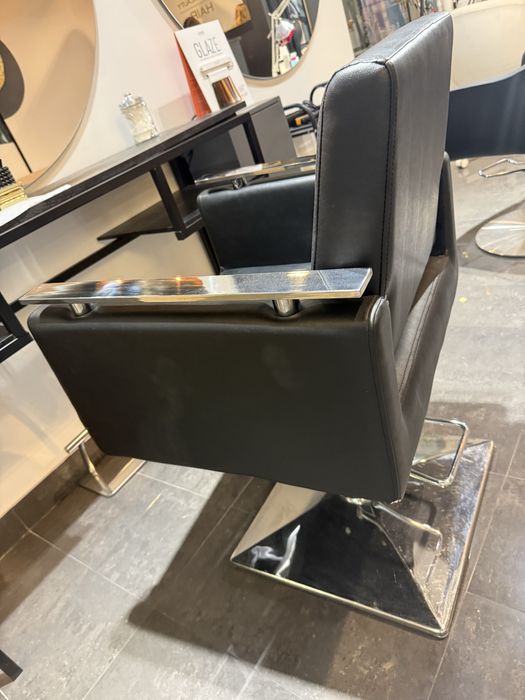 Fotel fryzjerski czarny, prawie nieuzywany