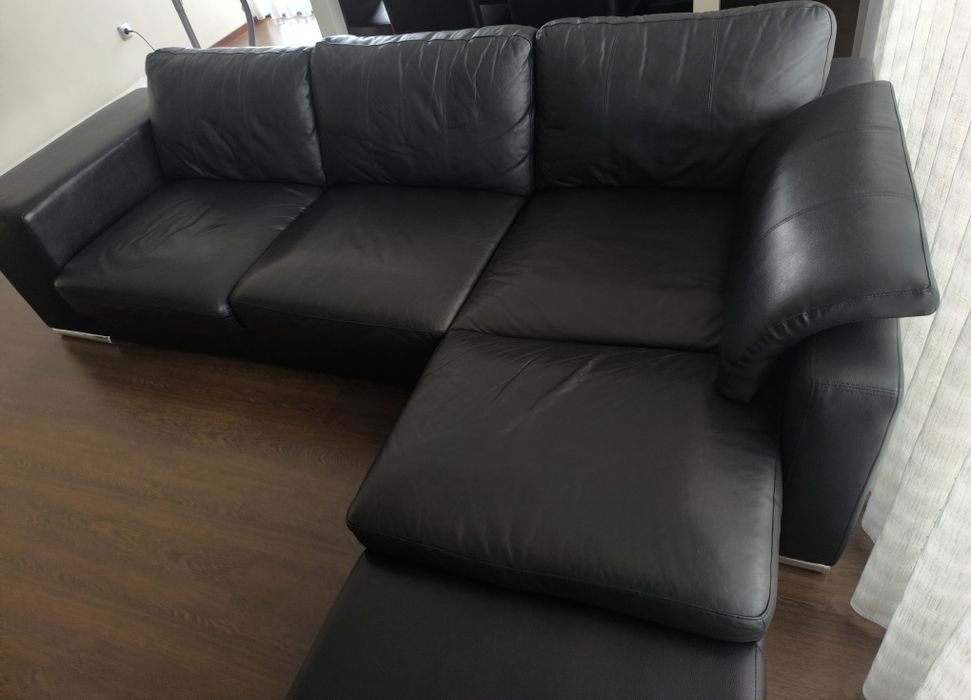 Sofá com chaise long em pele