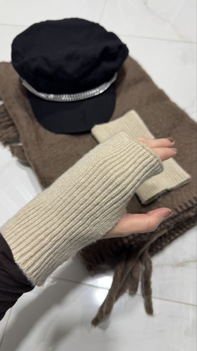 Шарф, рукавиці та кепка