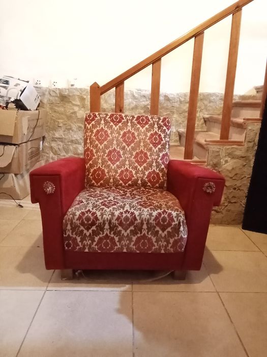 Sofá individual ou poltrona clássica estampado vermelho e bege