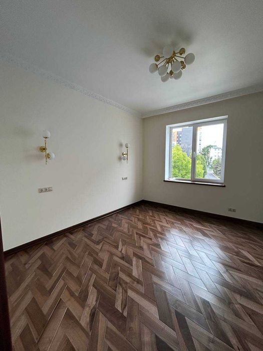 Клубний будинок біля парку Шевченка