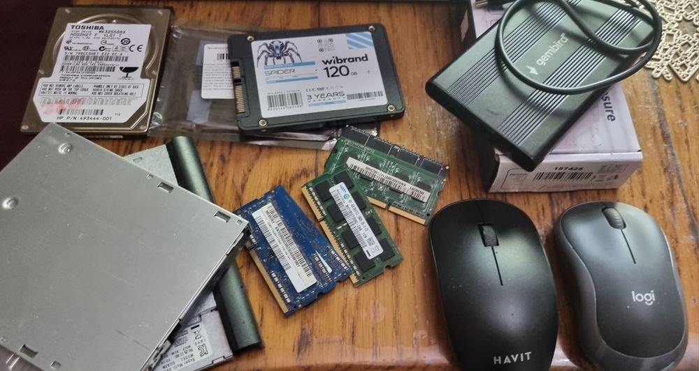 Продам  карман  жосткий  диск SSD 128gb  hdd  320gb память ddr 3  2  зарядное  мишка dvd