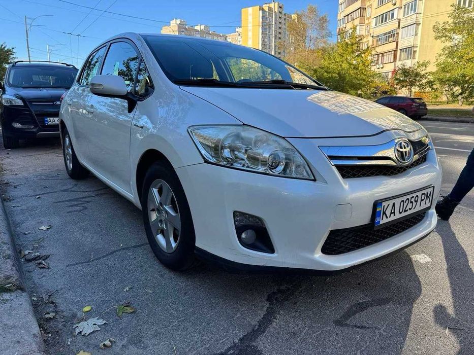 Оренда Тоета  Аурис - гібрид