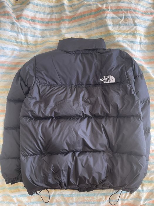 Czarna kurtka The North Face w puchowym stylu