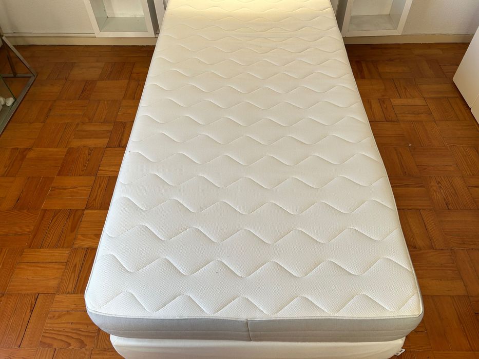 Cama branca de solteiro IKEA 220x90 e colchão