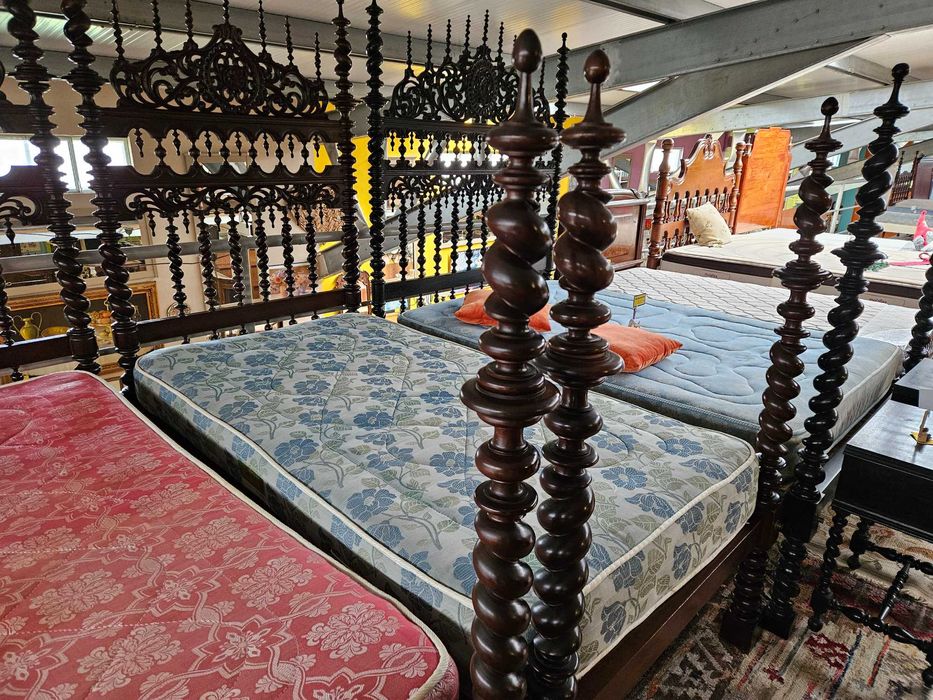 Camas antigas de solteiro em madeira maciça com estrad