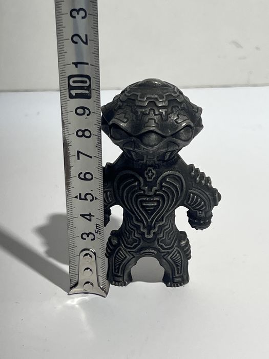 Figura Dogu Shakoki em Metal / Ferro Fundido (~10.5 cm)