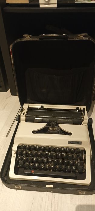 Maszyna do pisania Erika (w walizce)