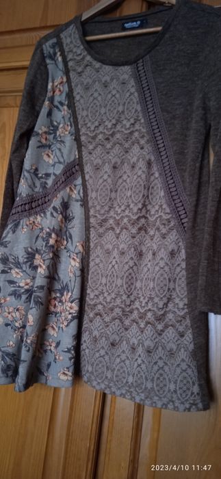 Túnica florida e castanha em muito bom estado